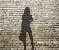ombre de prostituée sur mur de briques